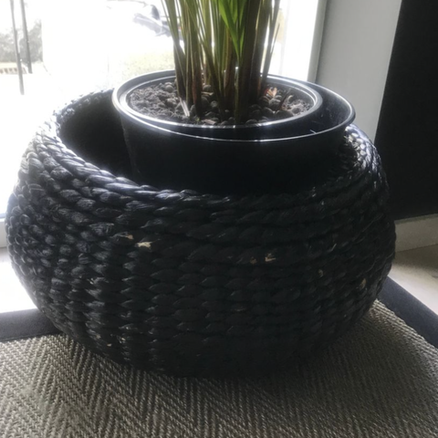 Flott stor svart kurv/potteskjuler fra Slettvoll .Boligstyling 50 cm b/25 h