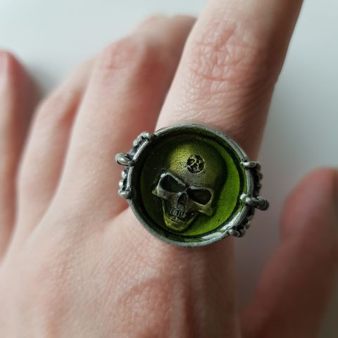 Vintage skull ring i pewter fra Alchemy Carta, pent brukt, kan sendes