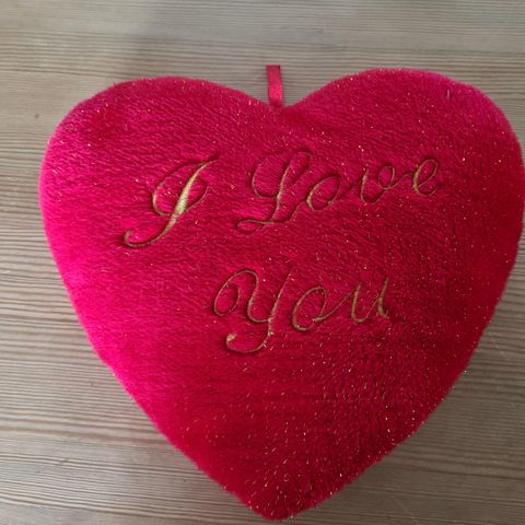 Rød hjerte pute, "I love you" med gullfarget skrift / glitter