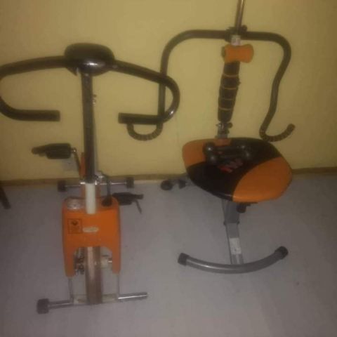 Trimsykkel, treningsapparat og vekter. 🌺🌿🌺🌿