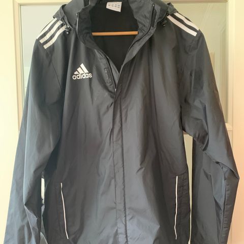 Sort Adidas regnjakke, str. 168. Super til trening