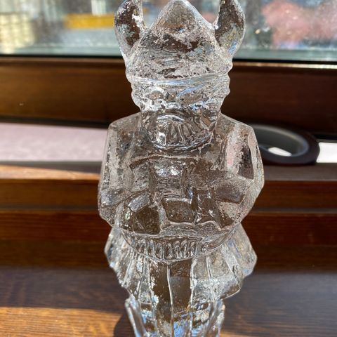 Viking figur i glass selges