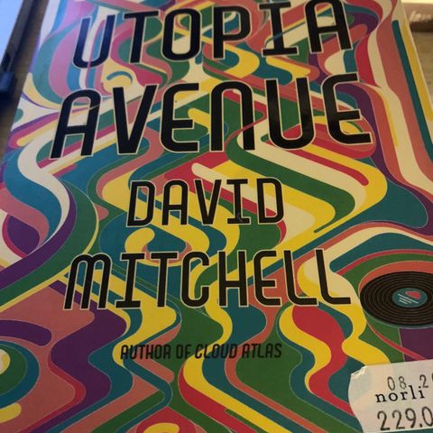 Utopia Avenue av David Mitchell til salgs.