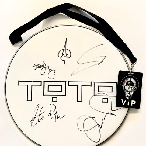 TOTO trommeskinn med autografer fra alle daværende turne medlemmer