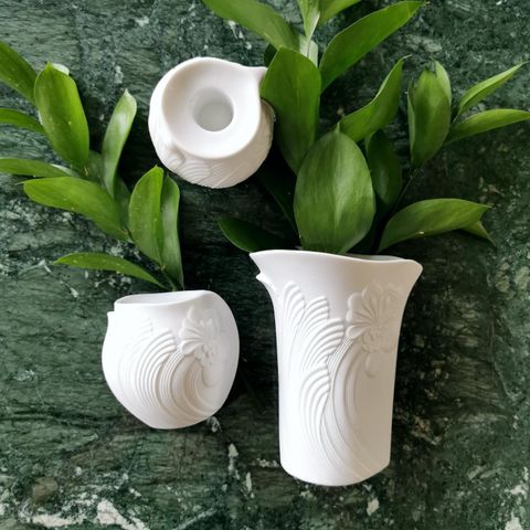 Kaiser porselen "Floral base relief". 2 stk lysestaker + 1 vase