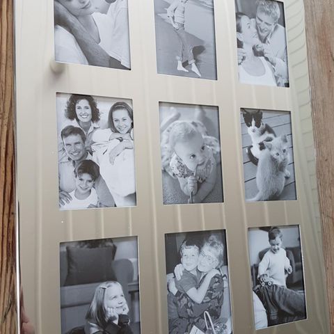 Blank sølv ramme med plass til 9 bilder. 