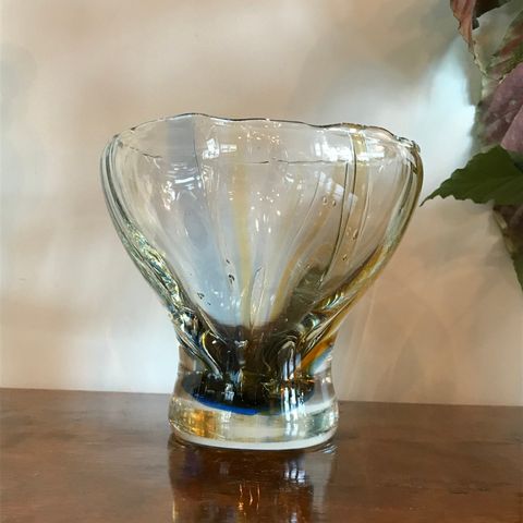 Gammel, nydelig vase, eller skål, i glass/kunstglass