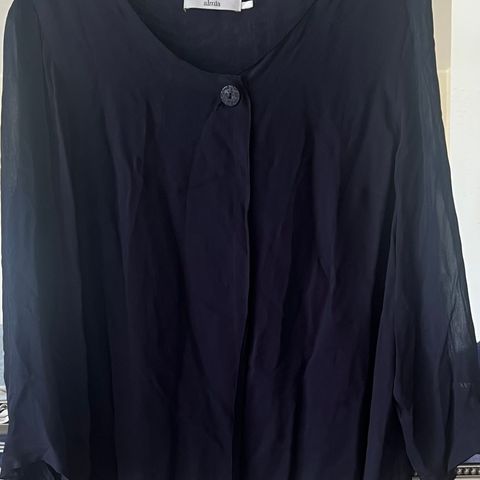 Stilig NAVYfarget Alma bluse / jakke str 44