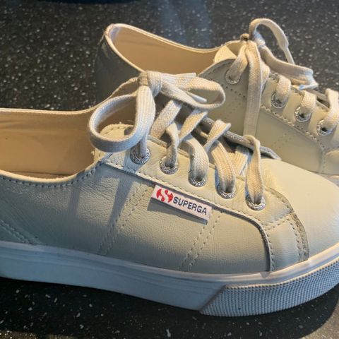 Superga; størrelse 36 brukt 1 gang selges for 150,-