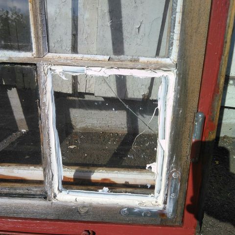 Gammelt hytte vindu med sprosser