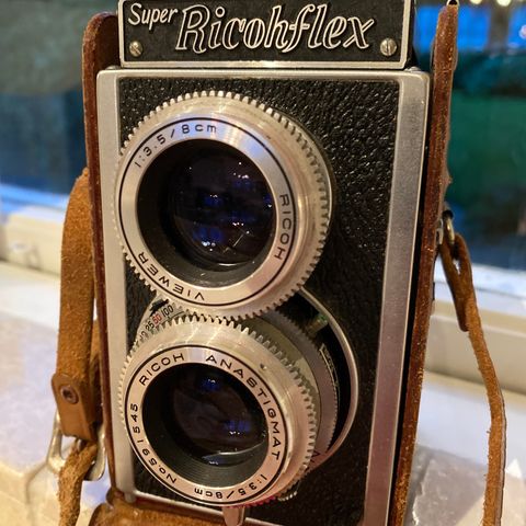 Super Ricohflex med bæreveske i skinn - Gammelt speilreflekskamera