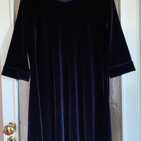 Mørkeblå kjole i fløyel