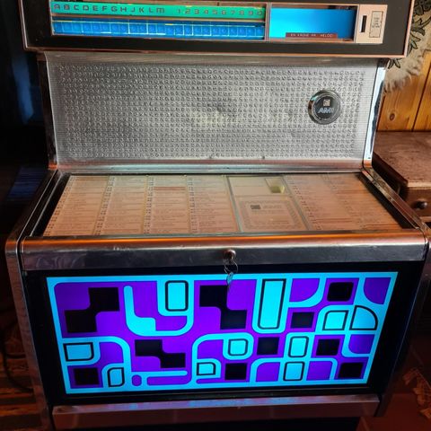 AMI Rove jukebox med 45 plater.