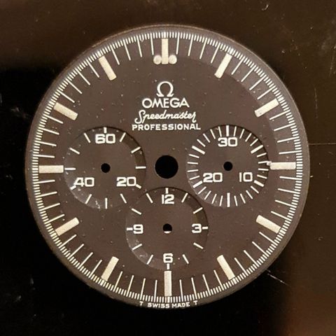 Skive til Omega Speedmaster Professional, fin brunsvart patina, stemplet Singer+