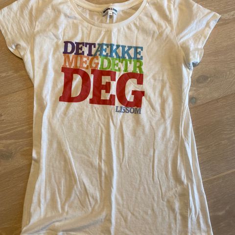 BikBok-t-shirt med veldig fin fasong. Kun kr. 100,- Vasket én gang.