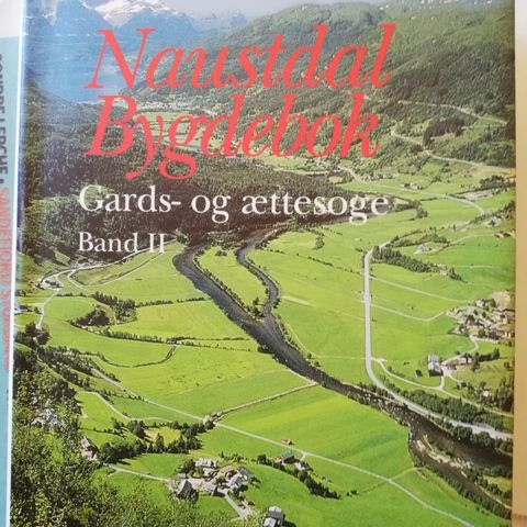 Naustdal Bygdebok.  Gards- og ættesoge.  Band II