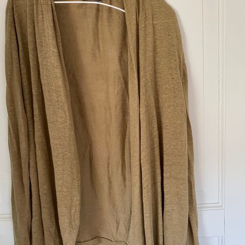 By Malene Birger Cardigan i 100% lin str s, selges