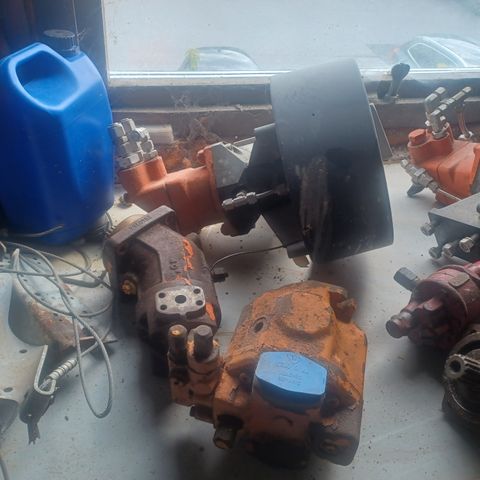 Diverse hydrauliske pumper til salgs