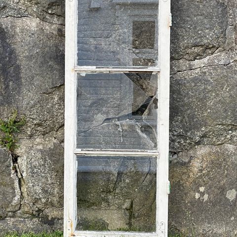 Gammelt vintage vindu med kitt rundt ett lag håndlagde antikkglass ingen karm!