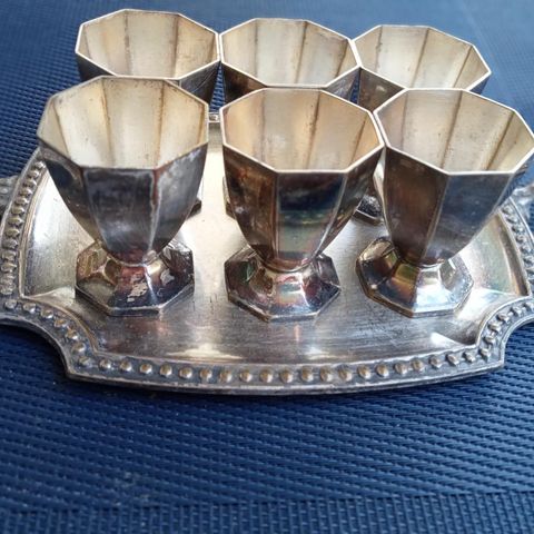 6 fine franske drammeglass med brett fra 1930-40.