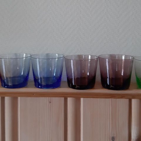 8 små glass/telys-glass i 4 forskj farger. Samletpris.