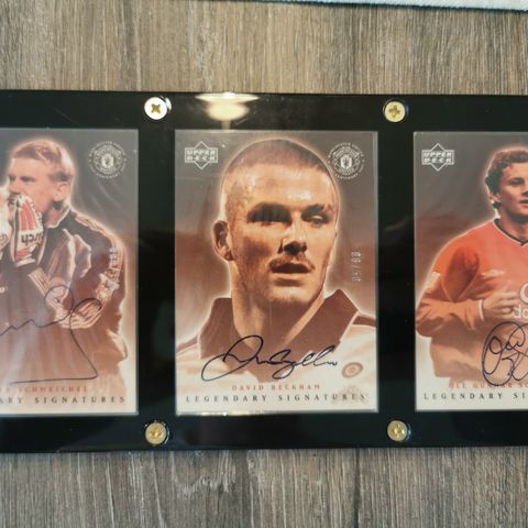 Manchester United UD Legendary signatures (auto) Beckham, Solskjær og Schmeichel