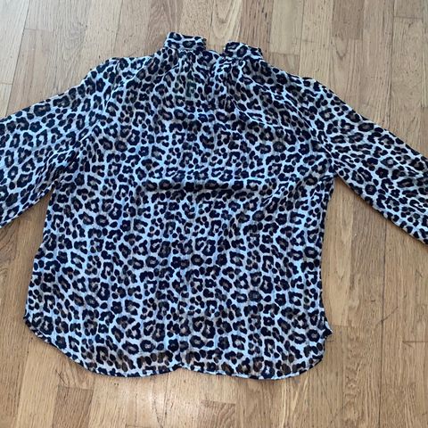 Ny bluse i Leopard mønster str S med prislappen på