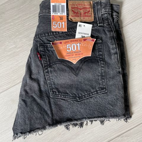 Ny Levis 501 W30 svart shorts