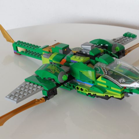 Lego Fly modelert av et Ninjago Sett
