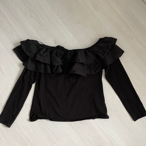 Svart offshoulder topp/genser med volanger