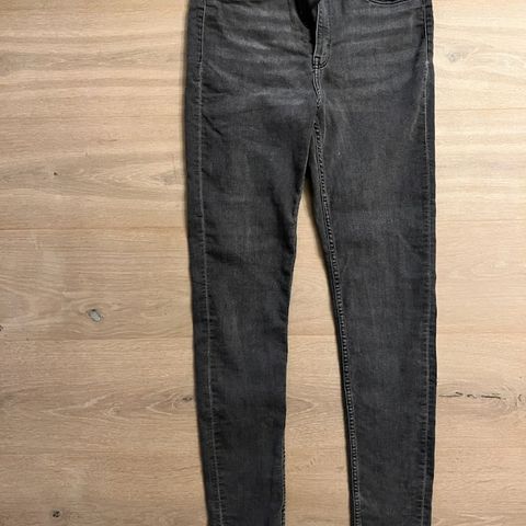 Sorte jeans fra Divided str. 40