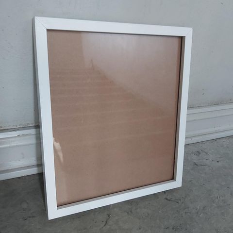 Hvit ramme UTEN glass. Ca 33 x 39 cm yttermål.
