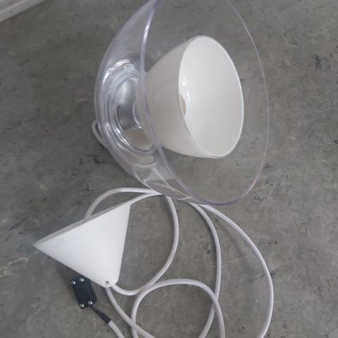 Fin taklampe. Pleksiglass eller solid plast.