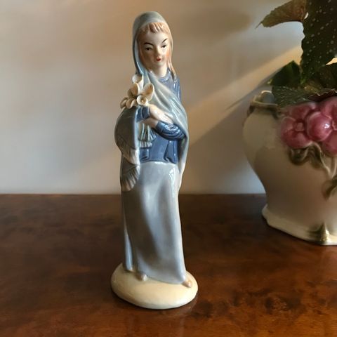 Vintage Madonna figur, som bærer på liljer