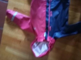 Blå sydvest og rosa og blå regnjakke m.avtagbar hette Str.98/3år Kr .150,-