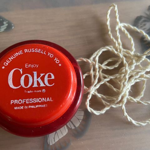 Retro  original  coca cola Yo Yo. Jo jo Genuine russell  All red 80 tallet