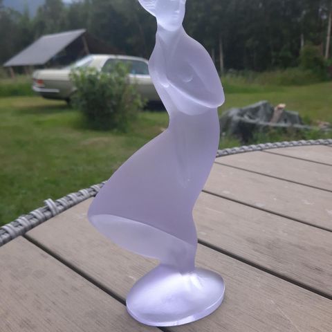 Art deco,  "Lady in the wind ". 21.5 cm høy