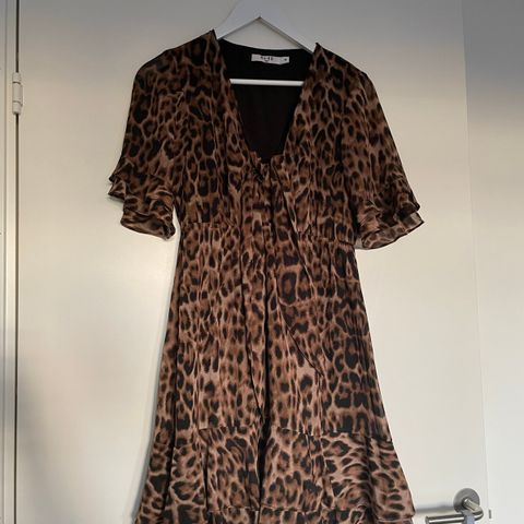 Søt leopardmønstret kjole, Str.36, 100kr