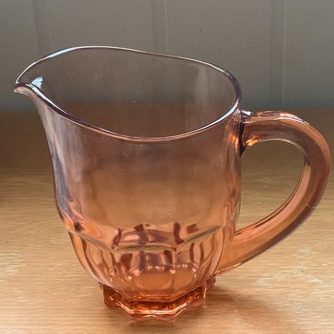 Stor tung vintage mugge i rosa pressglass av Fransk opprinnelse .Strøken