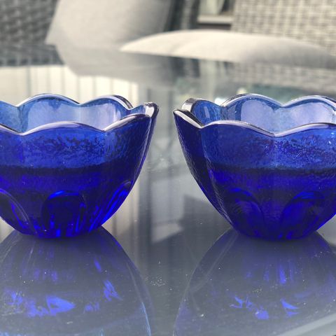 To søte  blå skåler  vintage /retro .Til og ha lys eller telys i