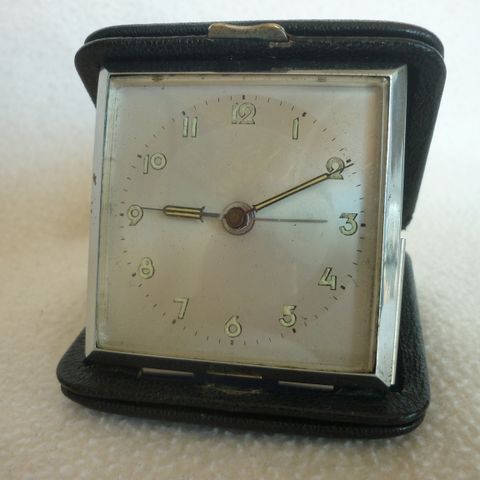 Vintage sammenleggbar Angem reisevekkerklokke i etui med nøkkel.