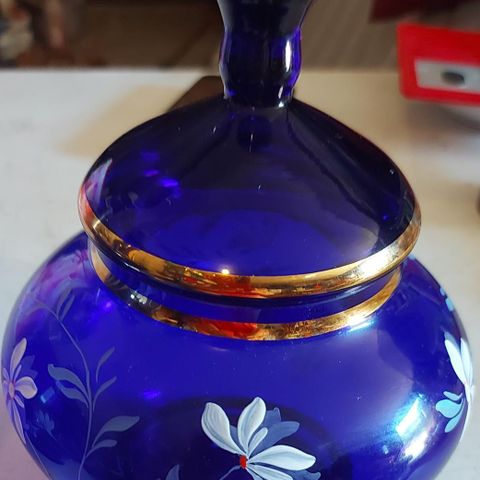 Blå vase og glassbeholdere