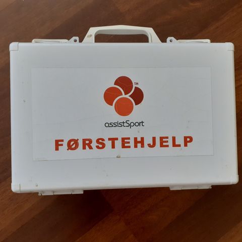 Innholdsrik Førstehjelp koffert til å henge på veggen! Meget smart