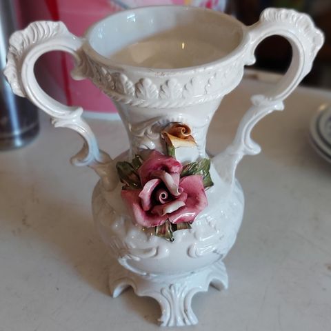 Nostalgisk vase med rosedekor