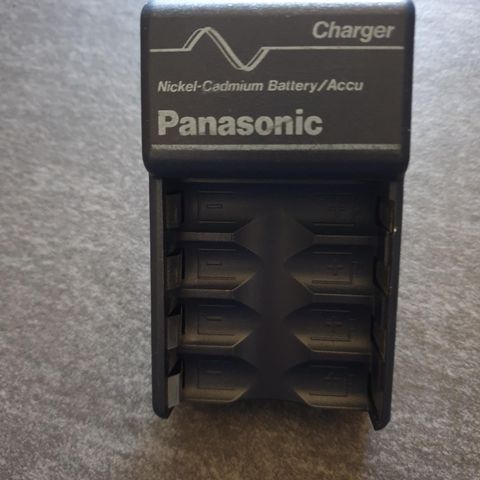 Lite brukt panasonic lader til 4 AA batterier