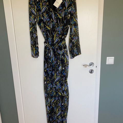 Ny kjole/jumpsuit fra Gestuz