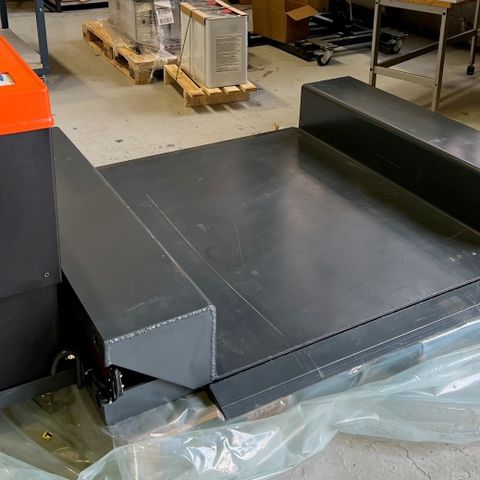 Lavtbyggende Løftebord, 1500 kg, 3x400 V, utvendig saks