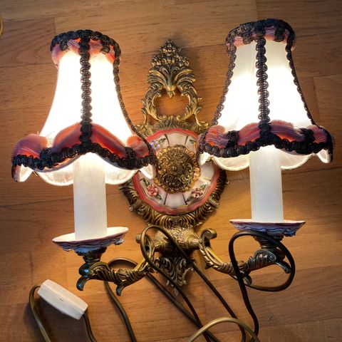 Nydelig vintage vegglampe messing/porselen