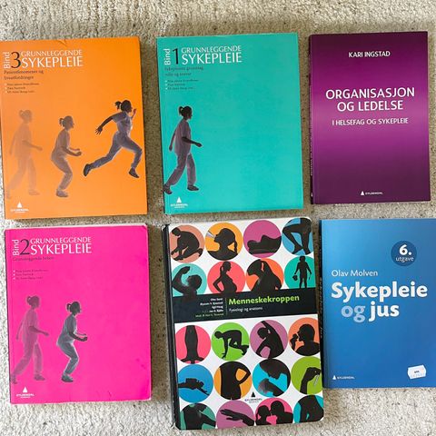 Diverse fagbøker for sykepleiestudiet