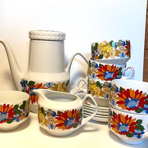 Retro «Flower Power» servise til kaffe.